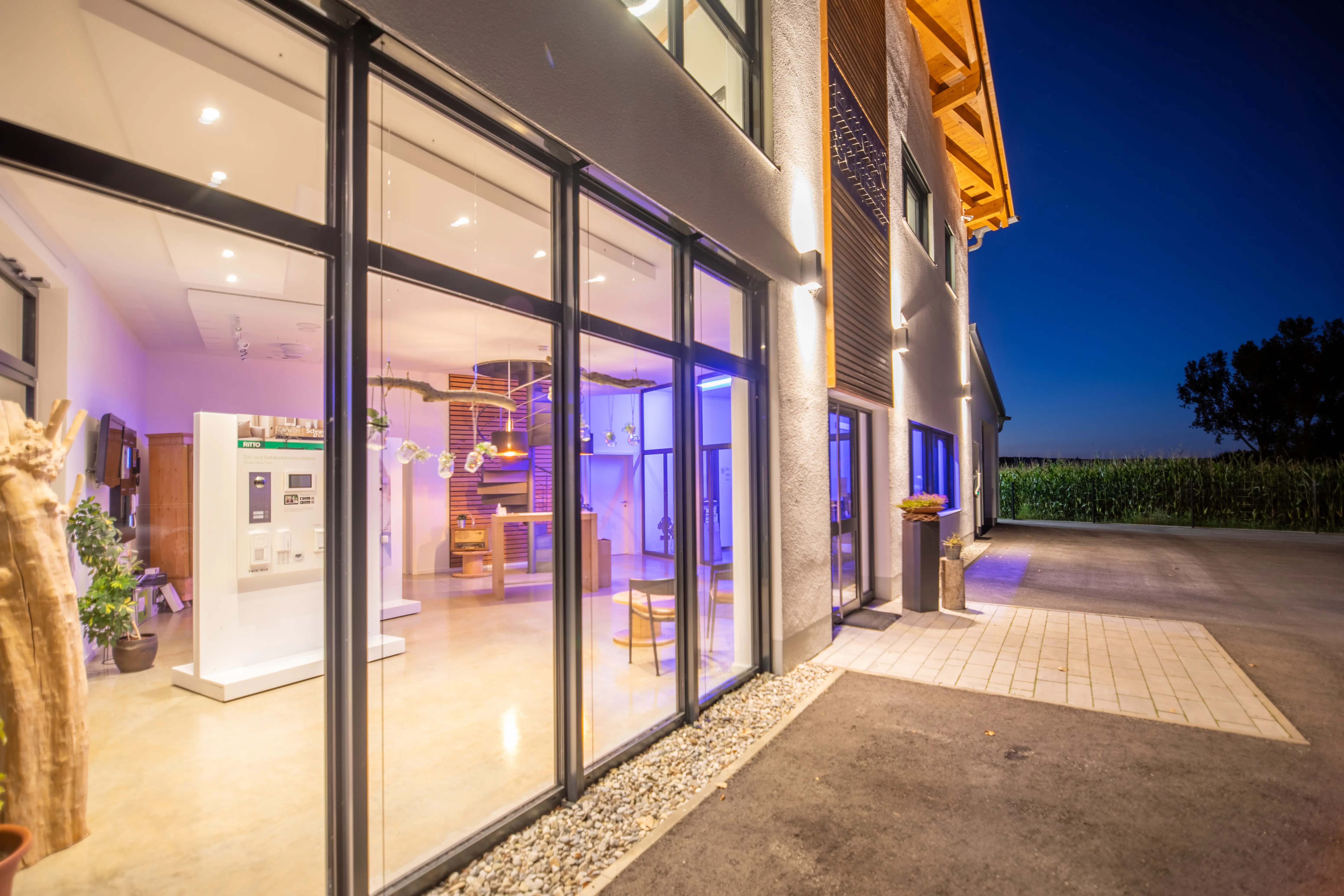 Gebäude bei Nacht mit Beleuchtung