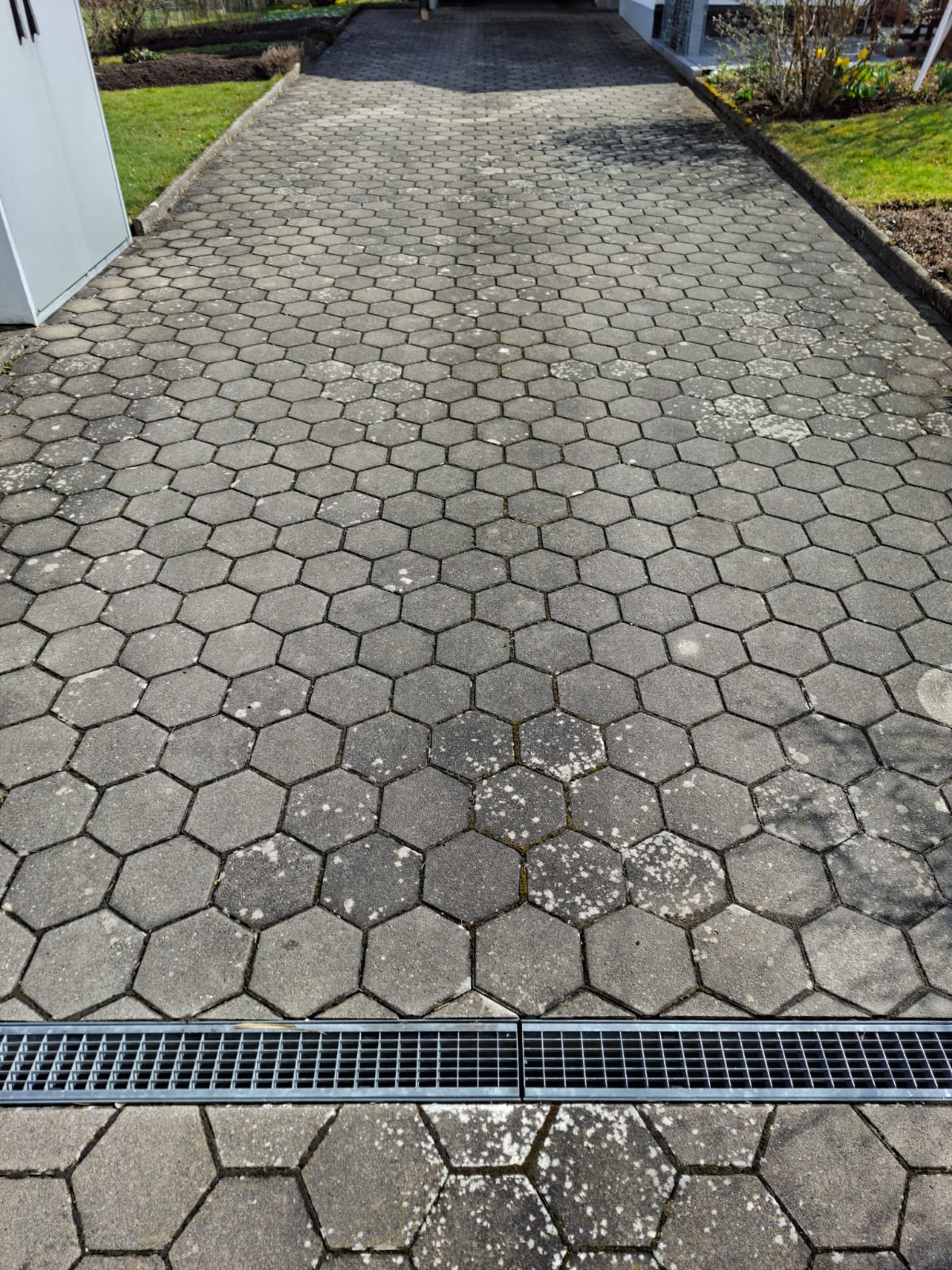 Einfachrt mit verschmutzen Pflastersteinen im Bienenwabenmuster