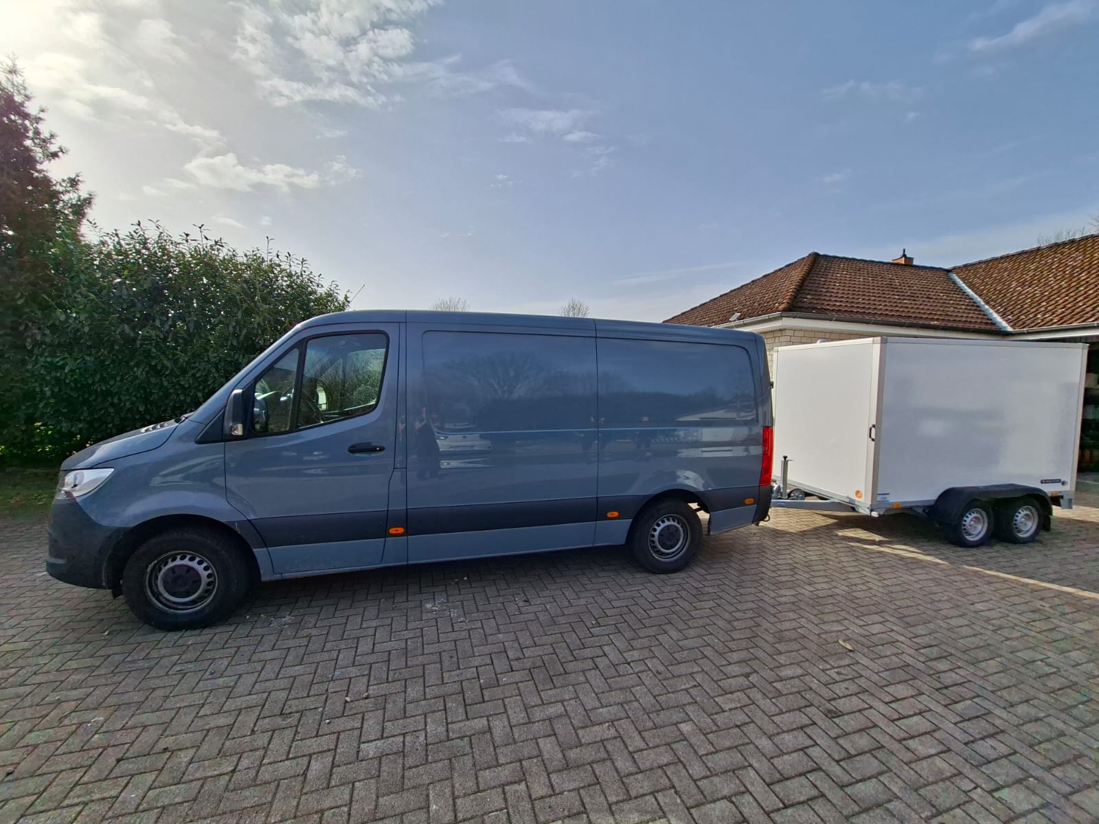 Fahrzeug mit Anhänger