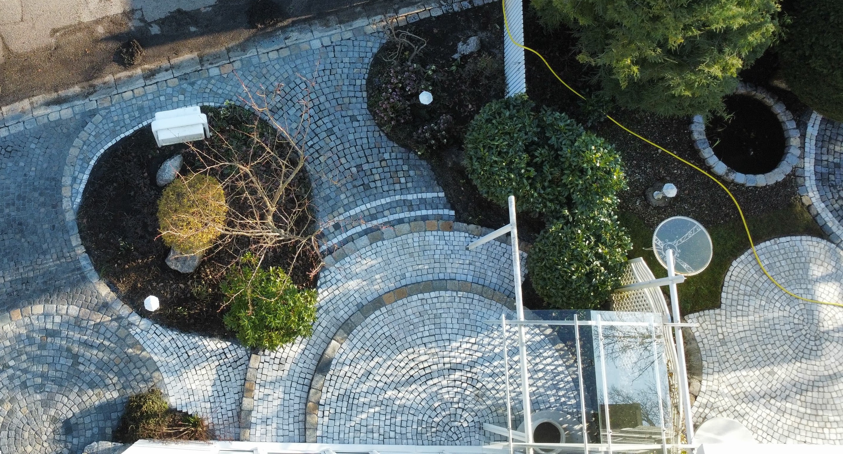 Bild von Natursteinen von oben eines Eingangsbereichs mit gereinigten Steinen nach Entfernung von Algen, Moos und Witterungsrückständen