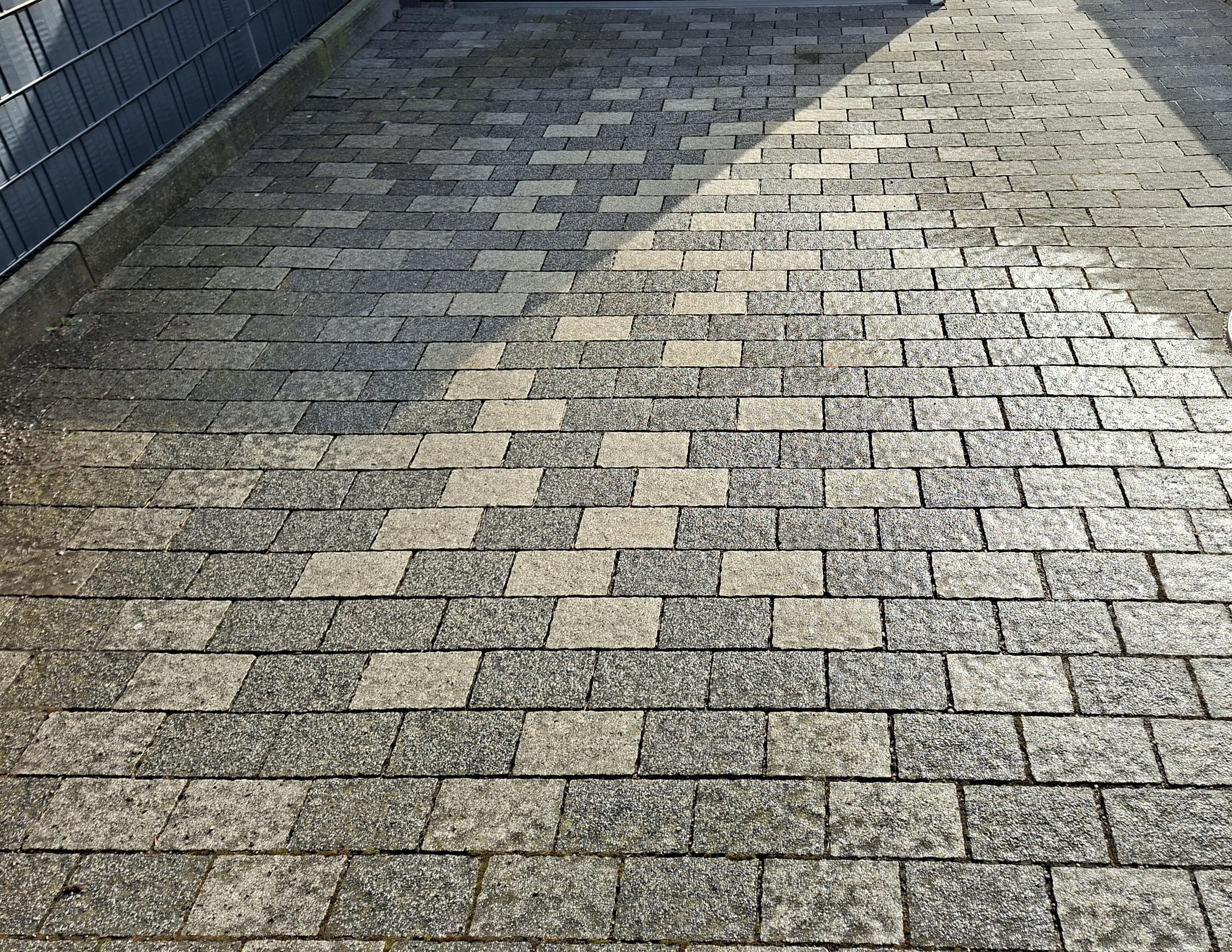 Einfahrt mit verschmutzten Pflastersteinen